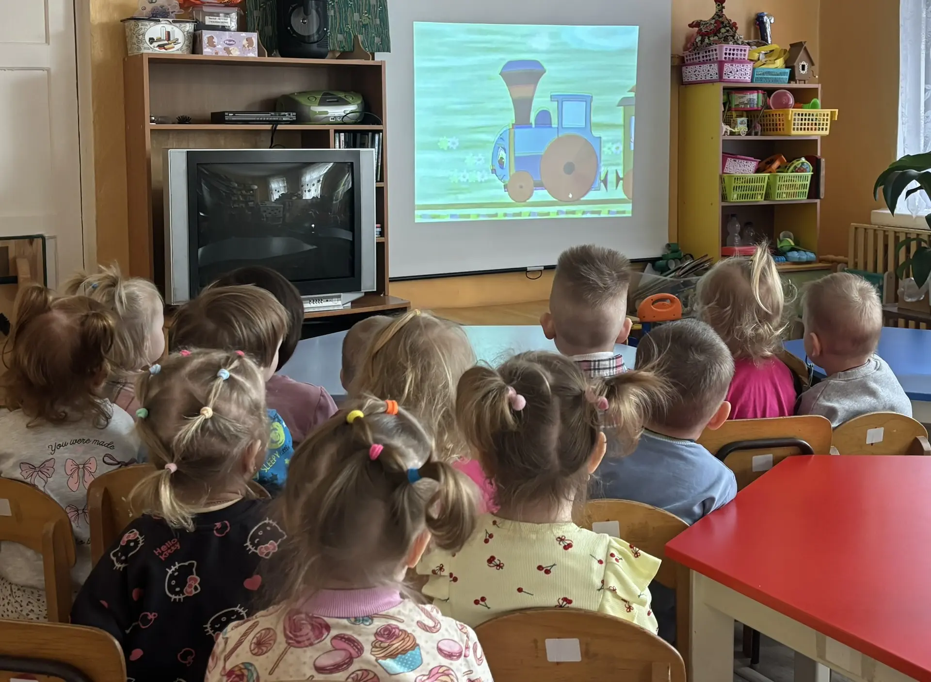 В младшей группе «Гнёздышко»🐣 проходит акция по безопасности под названием « Уступи до...