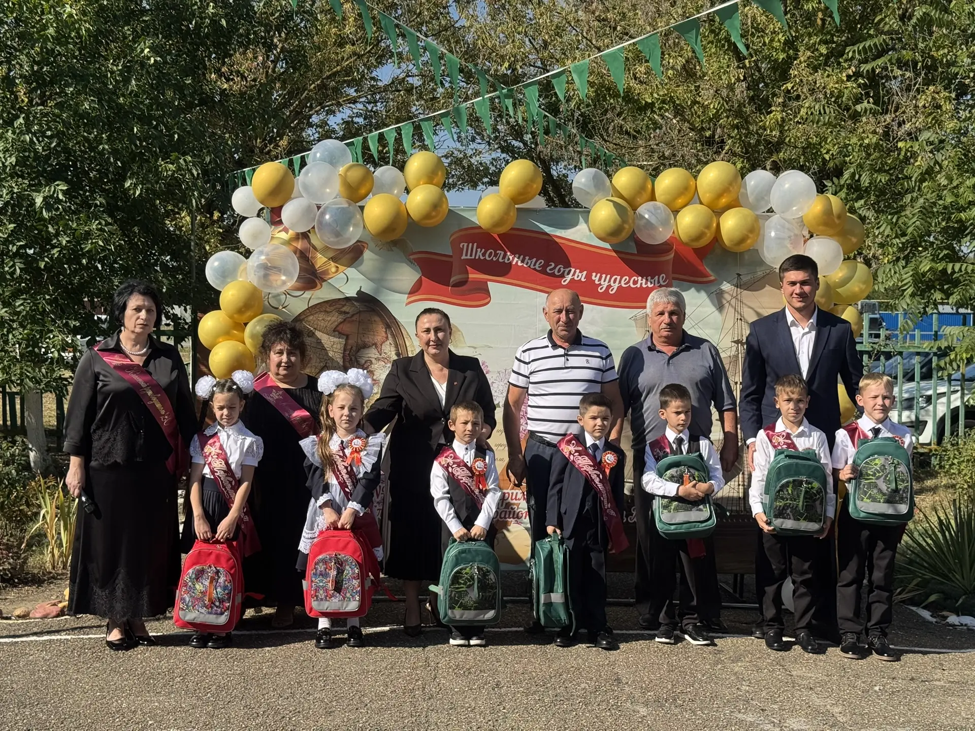 🙌🏻В торжественной обстановке вручили ребятам современные школьные ранцы, которые были...