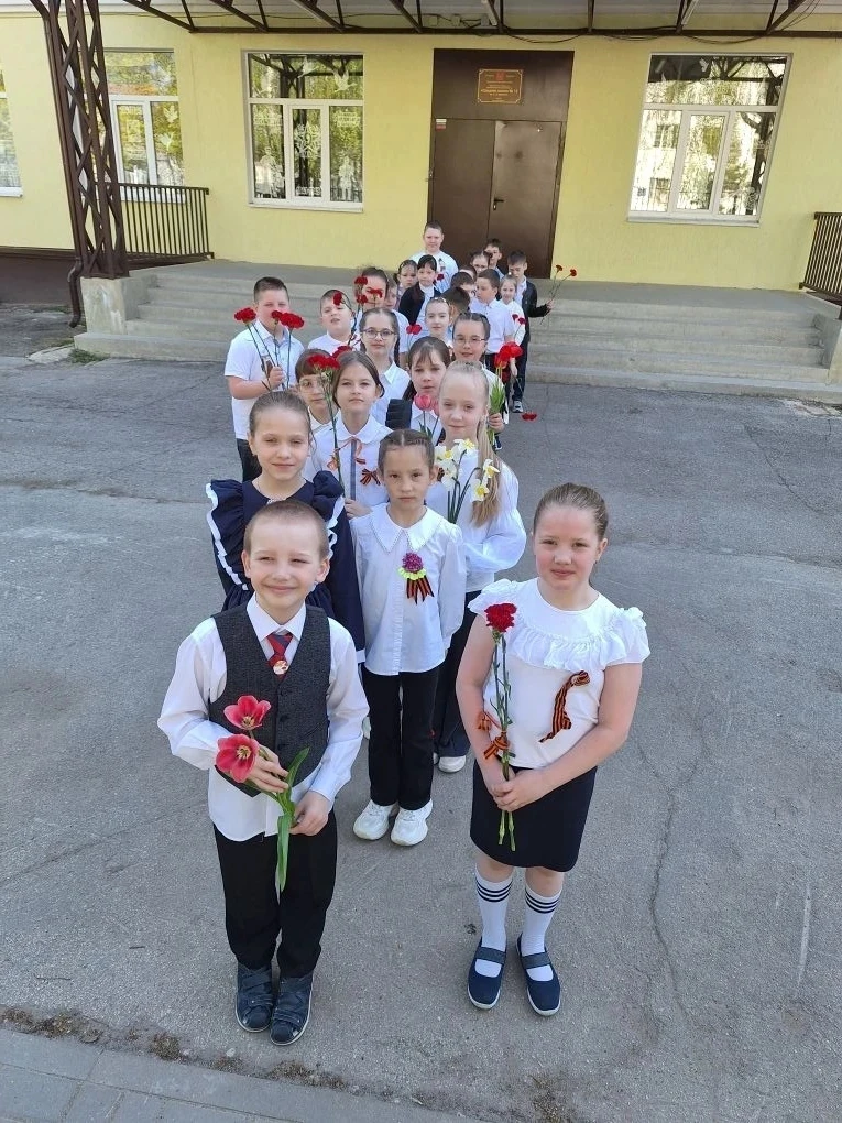 🌺 В преддверии Дня Победы ученики нашей школы возложили цветы к памятнику Воинам-щекин...
