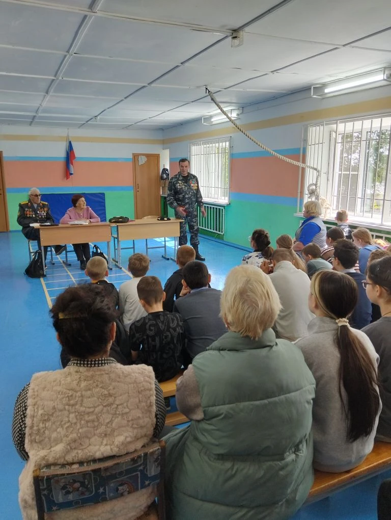 Сосновоборскую школу 14 мая посетили Бабнеев А.В. - председатель ветеранов организации ...
