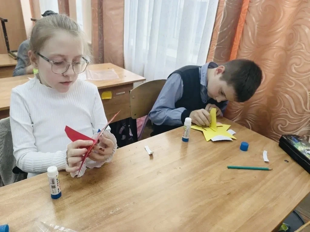 🕊️Мастер-класс Победы🕊️  Нас посетили представители Мемориала "В честь героев Курской Битвы" – Ольга