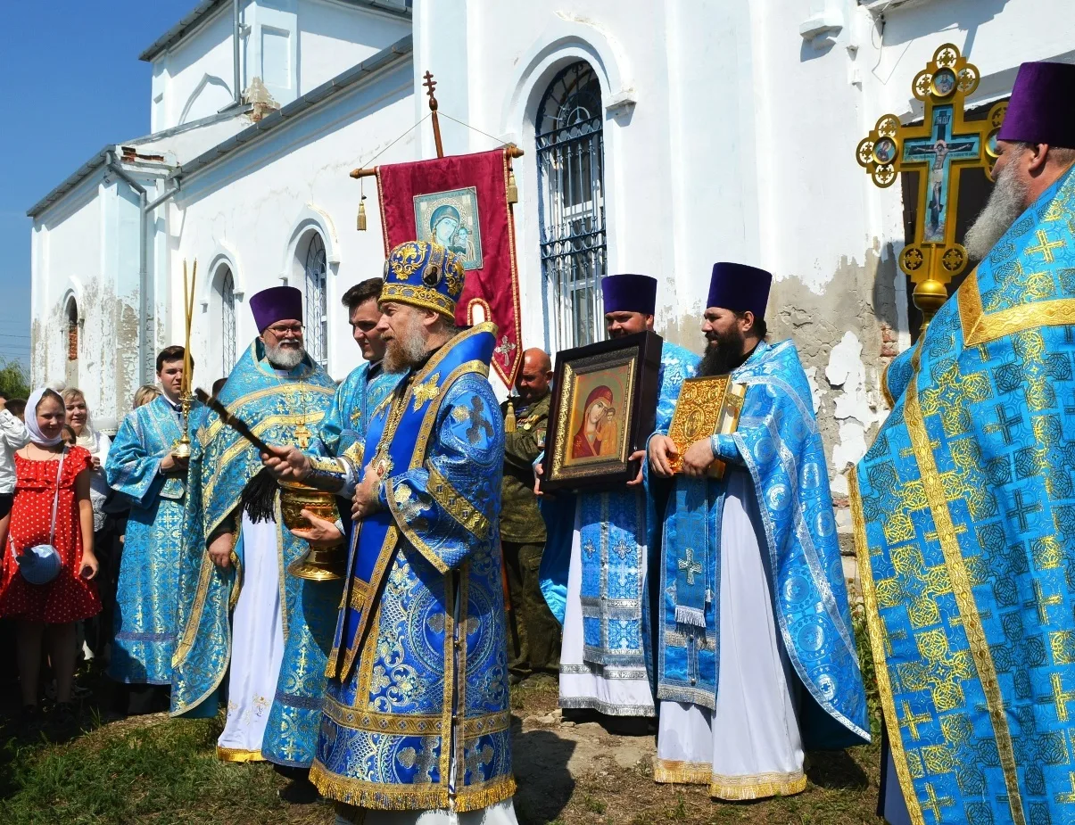 Митрополит Леонтий совершил архипастырский визит в Каширский район.

В день празднования иконы Казан