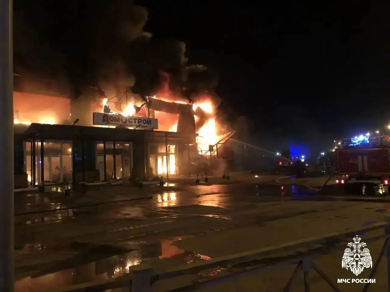 Пожар в ТЦ Апельсин произошёл сегодня ночью   Усиленная группировка пожарных в количестве 87 специал