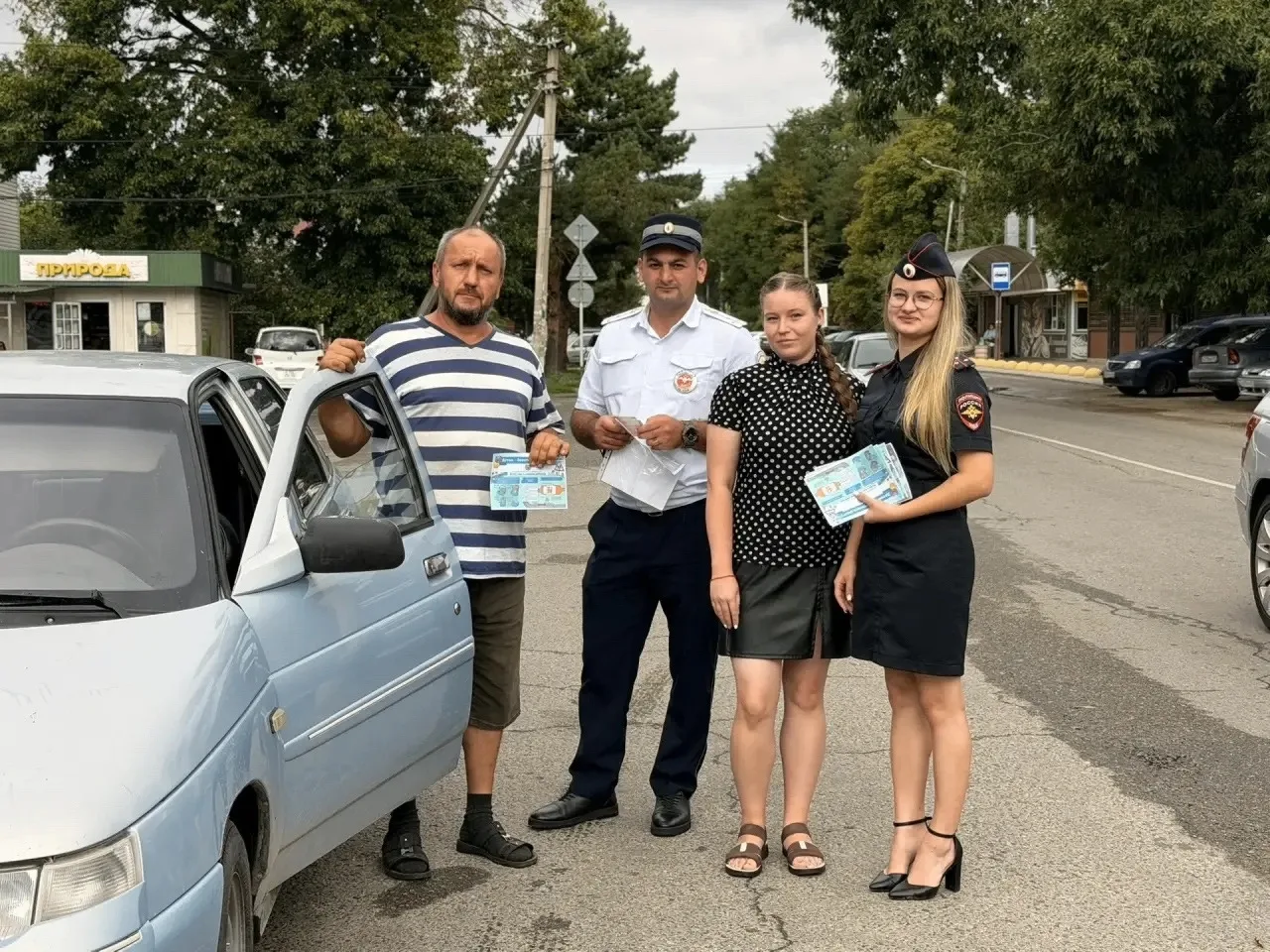 Сотрудники Госавтоинспекции совместно с активистами центра молодёжной поддержки «Пегас»...
