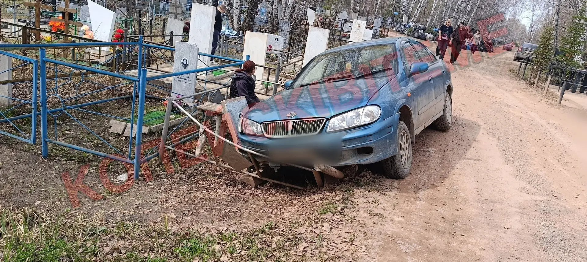 ❗️ Пьяная копейчанка устроила заезд на кладбище и  снесла могилу!  В Старокамышинске водительница на