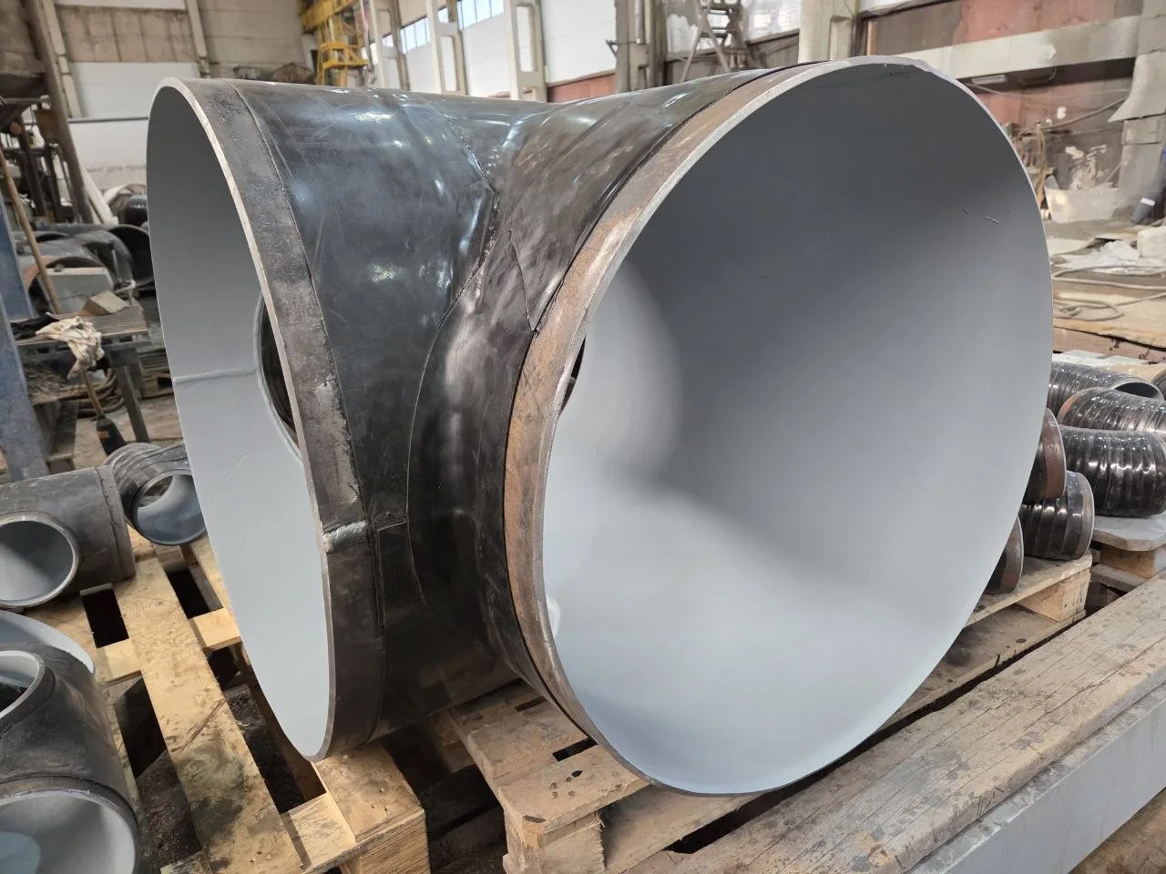 Детали трубопровода с внутренним эпоксидным покрытием Cumixan Zinc Epoxy 50 и наружным покрытием УС9
