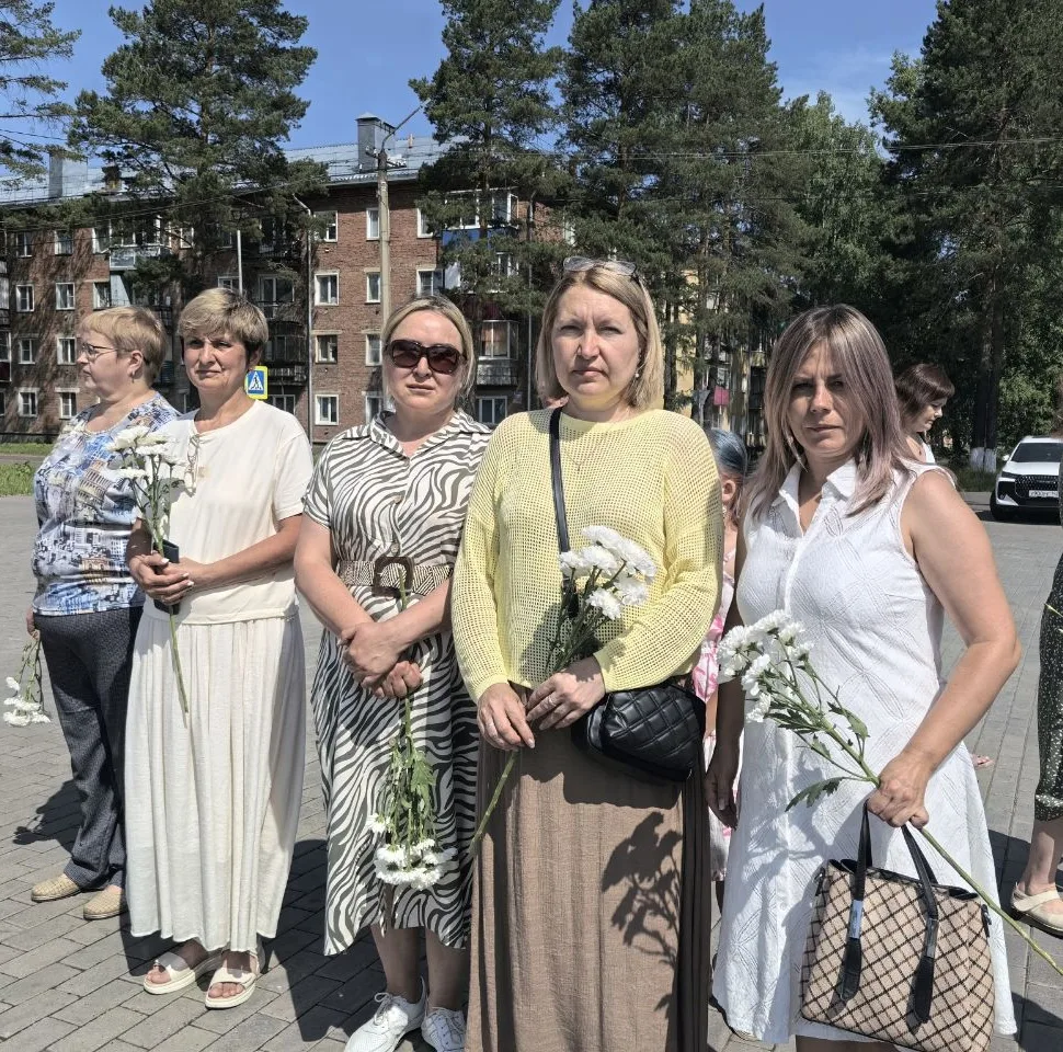 В День памяти и скорби, 22 июня, представители администрации нашей школы приняли участие в траурном 