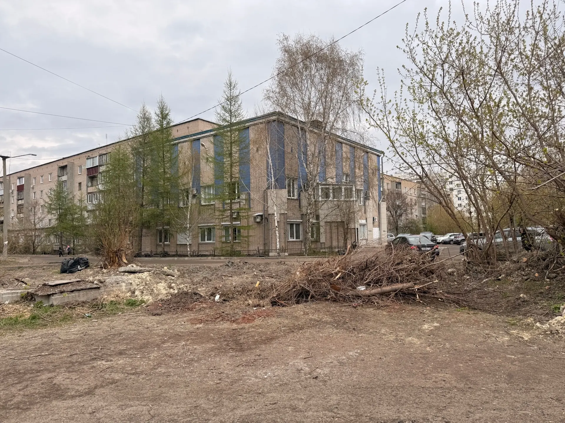 Очень просим обратить внимание на участок дороги возле стоматологии на пр.Коммунистическом,7а. Зимой