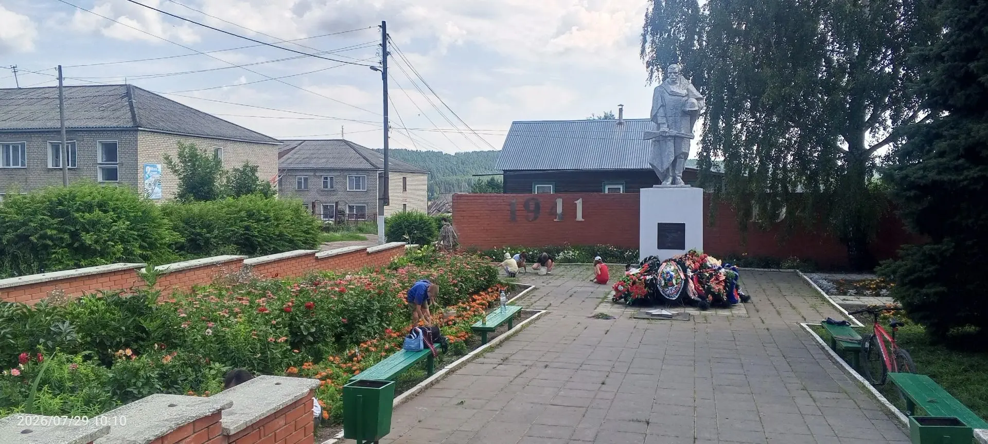 #ЛетоСПользой
Ученики МКОУ СОШ №2:г. Уржума навели порядок у памятника Воинам-Уржумцам. Пропололи цв
