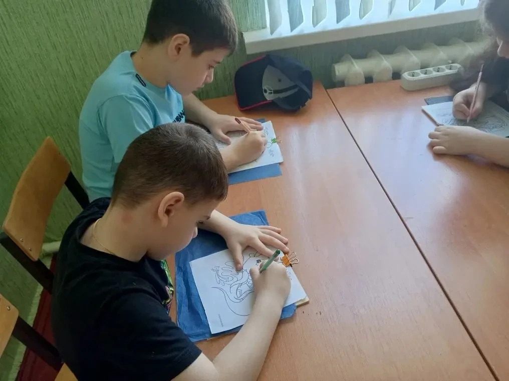 🎨 Яркое лето продолжается: творчество и игры в Доме детского творчества!

Летние каникулы — время н