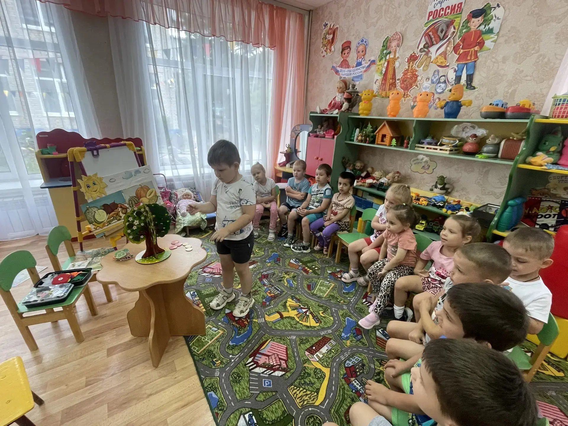 Сегодня в группах «Подсолнушки» и «Сказка» прошёл особенный досуг — «Подарки лета».