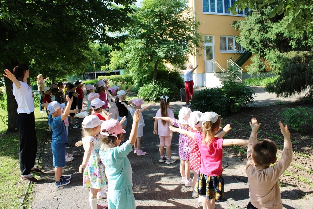 ☀А вы знали, что утро в нашем детском саду летом — это настоящий праздник энергии и веселья? 🥳 
Лет