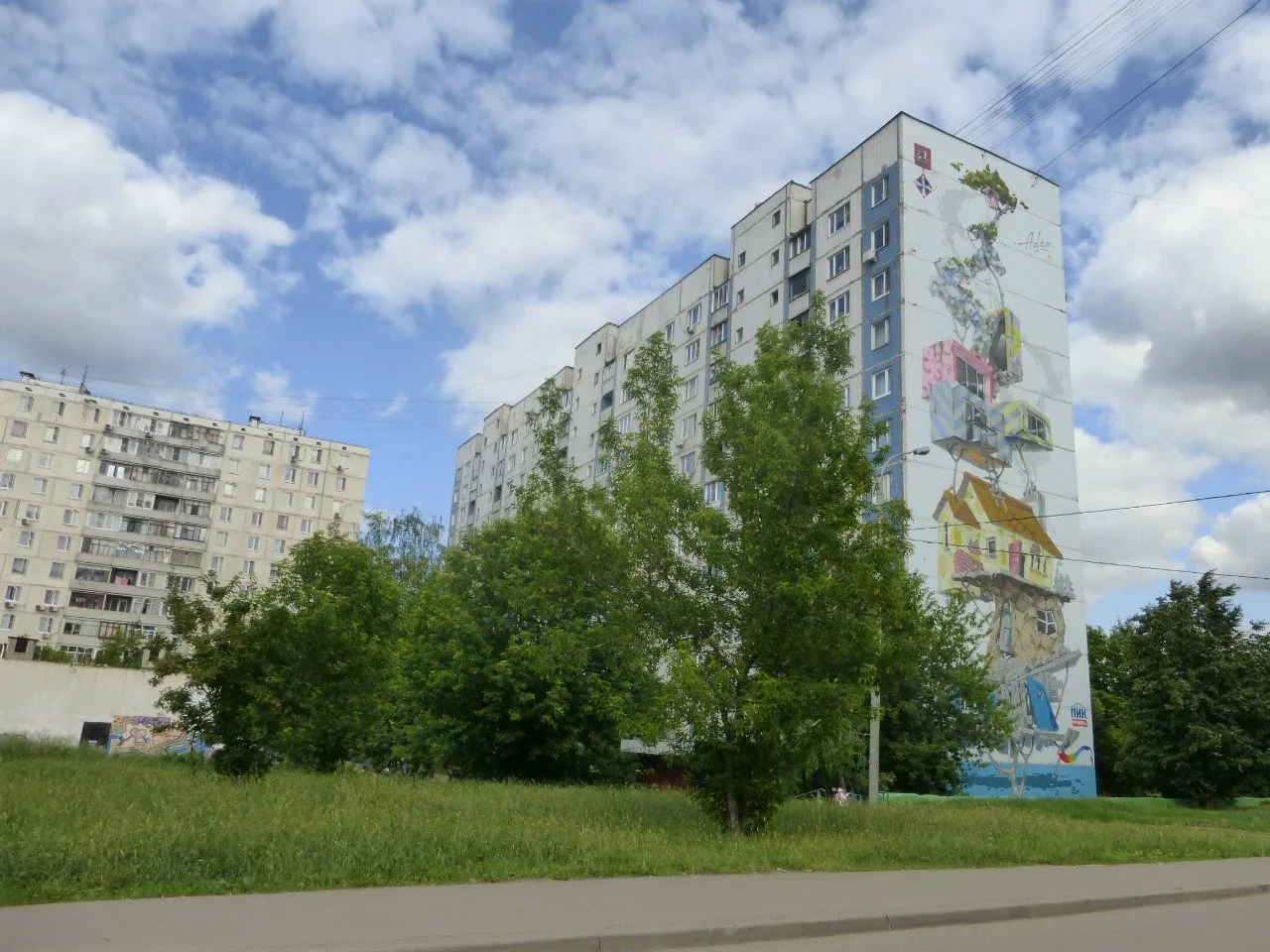 Фото из разряда "не все поймут, но многие вспомнят" — мурал на фасаде Бибиревской, 19. ...