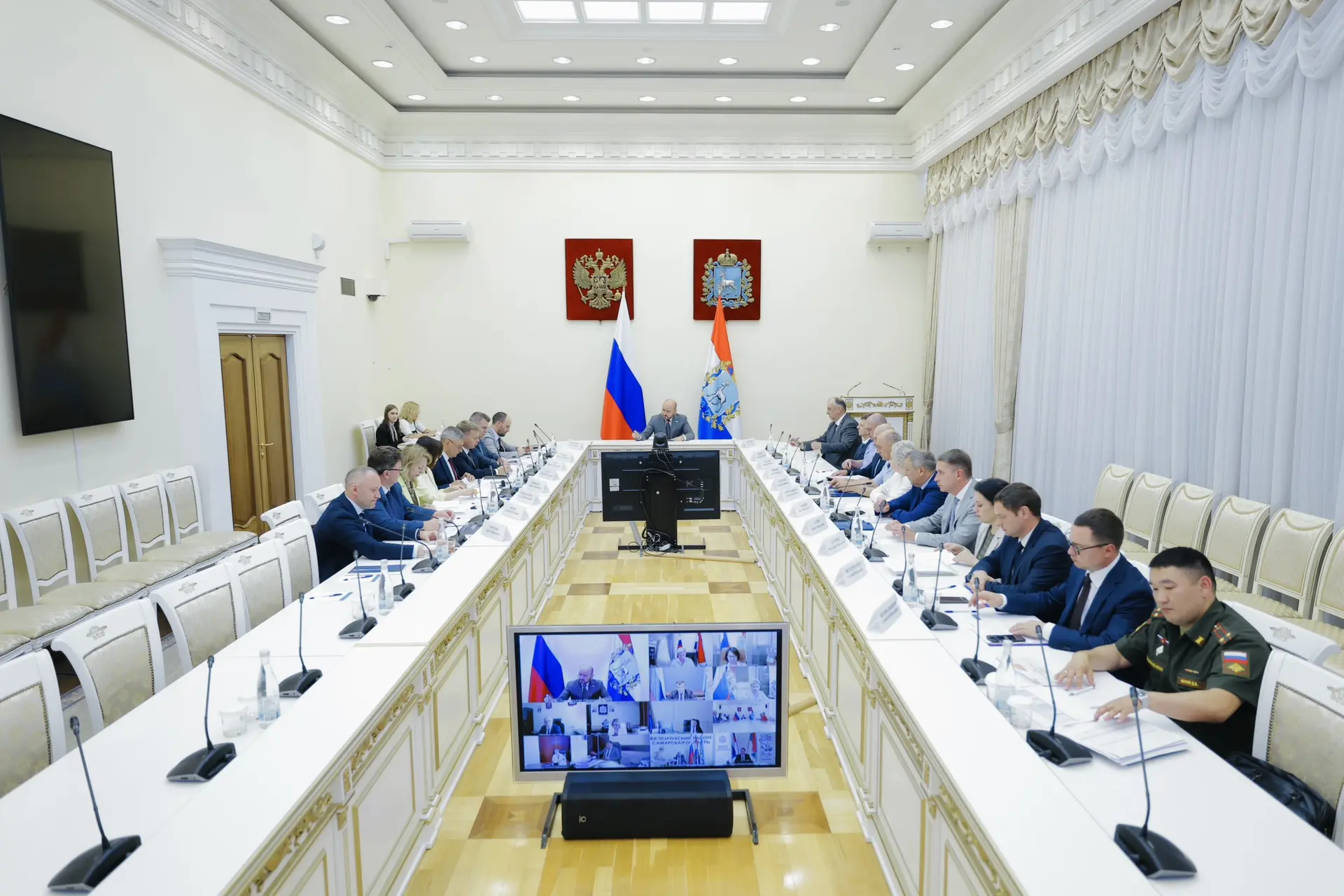 Провел оперативное совещание в Правительстве Самарской области. Комплексно рассмотрели ...