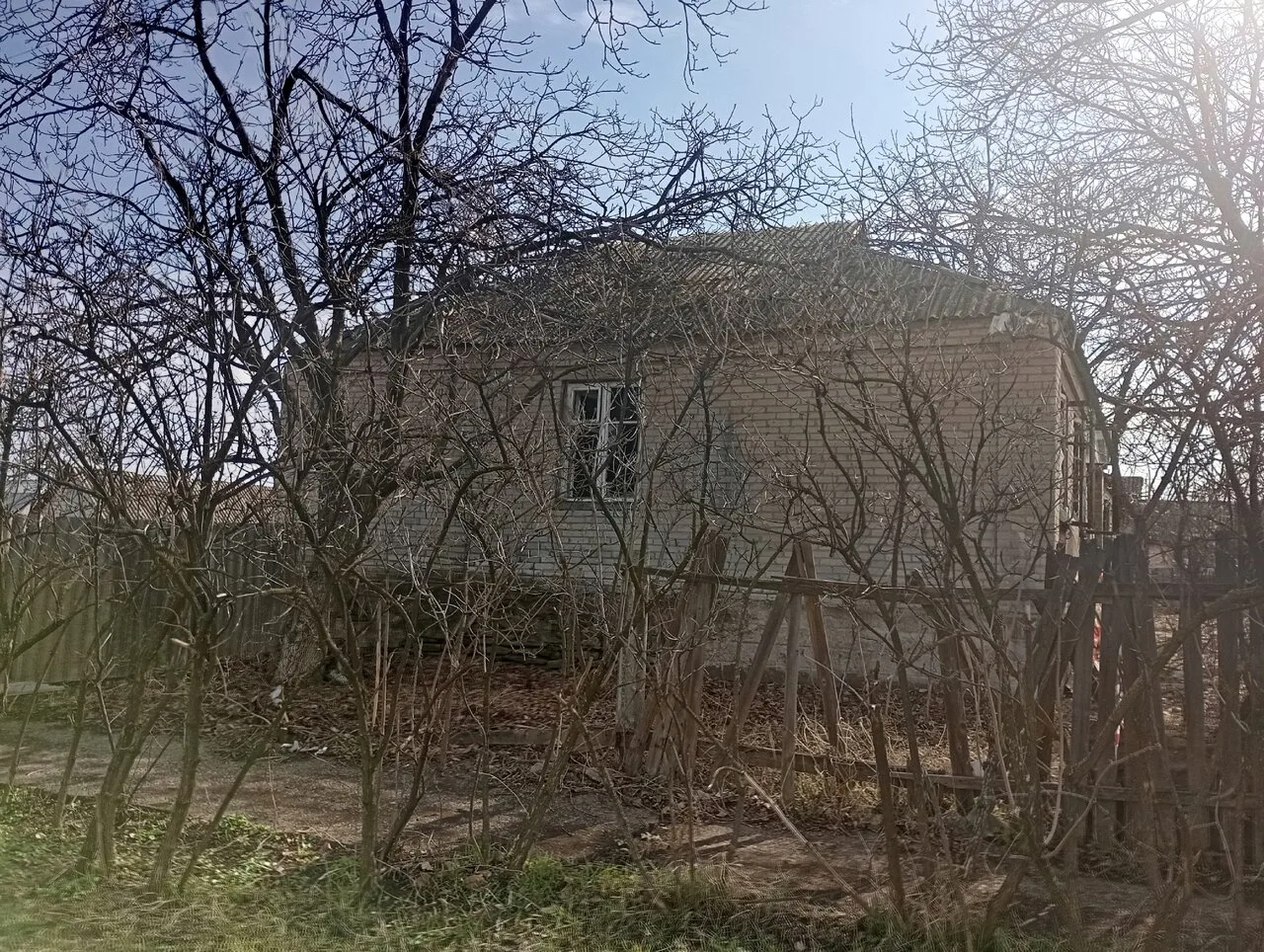 Продам дом с участком цена 200.000 город Дебальцево во дворе скважина в доме водопровод...