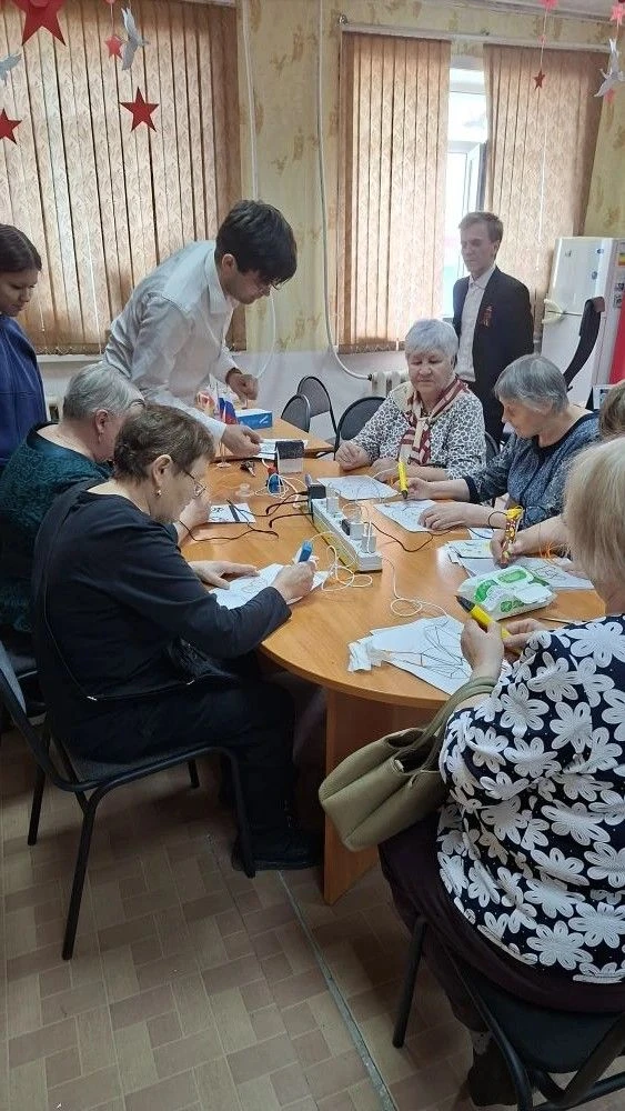 В преддверии Дня Победы в школе №2 г. Томари открыли обновлённый стенд «Герои нашего вр...