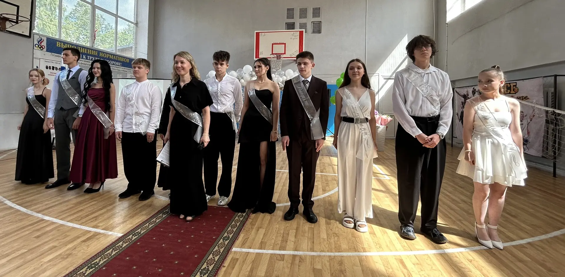 🎈 Выпуск-2026: 11 класс🎈
🎤С напутственным словом к гимназистам обратилась  директор гимназии Ната