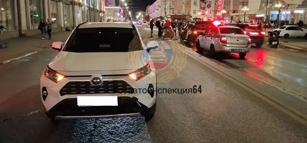 Девочка свалилась с мотоцикла и попала под машину