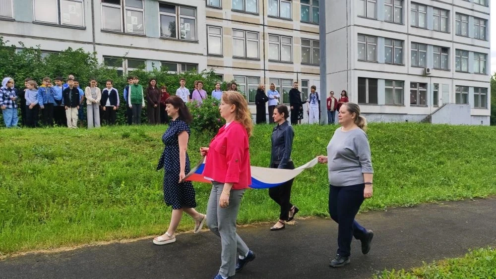 🇷🇺 Церемония поднятия флага России  Сегодня в нашей школе прошла заключительная в этом учебном году 