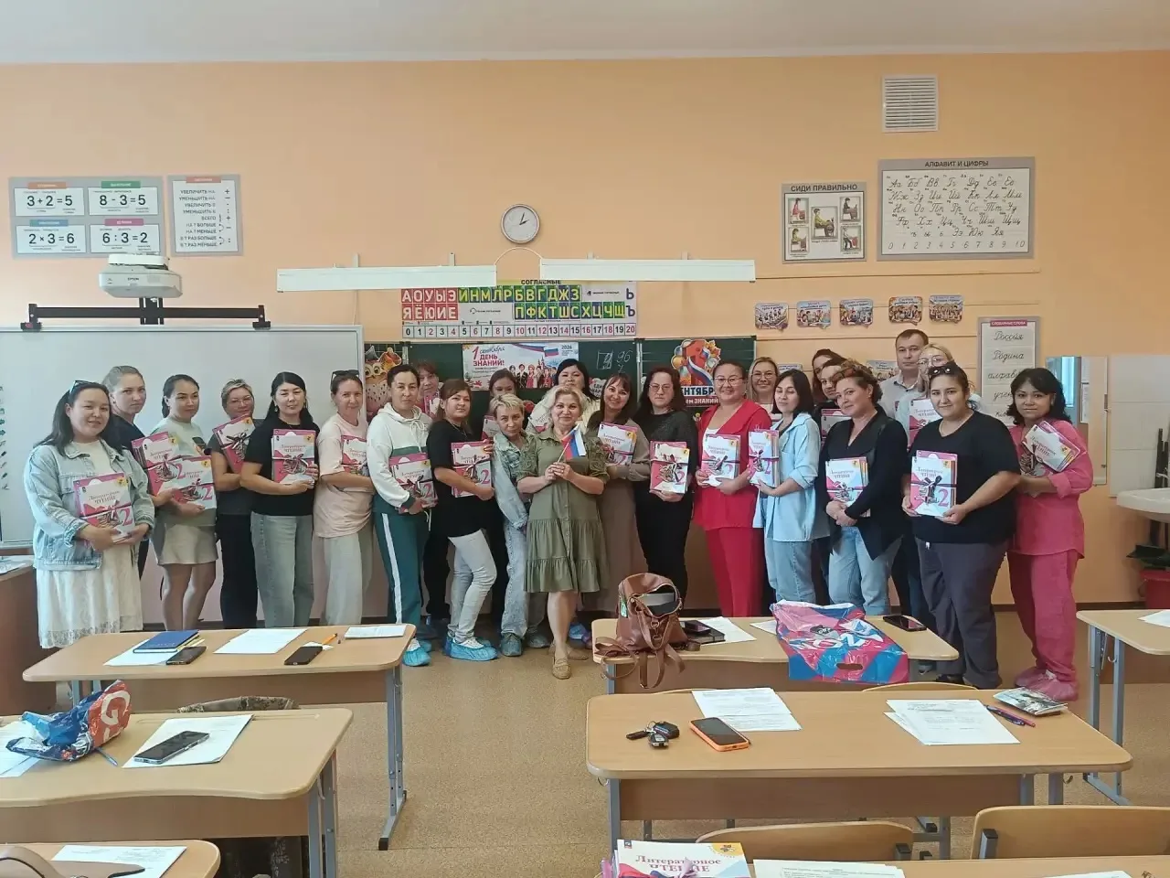 🇷🇺 В День государственного флага, родители начальных классов учителя Сабирзяновой Акл...