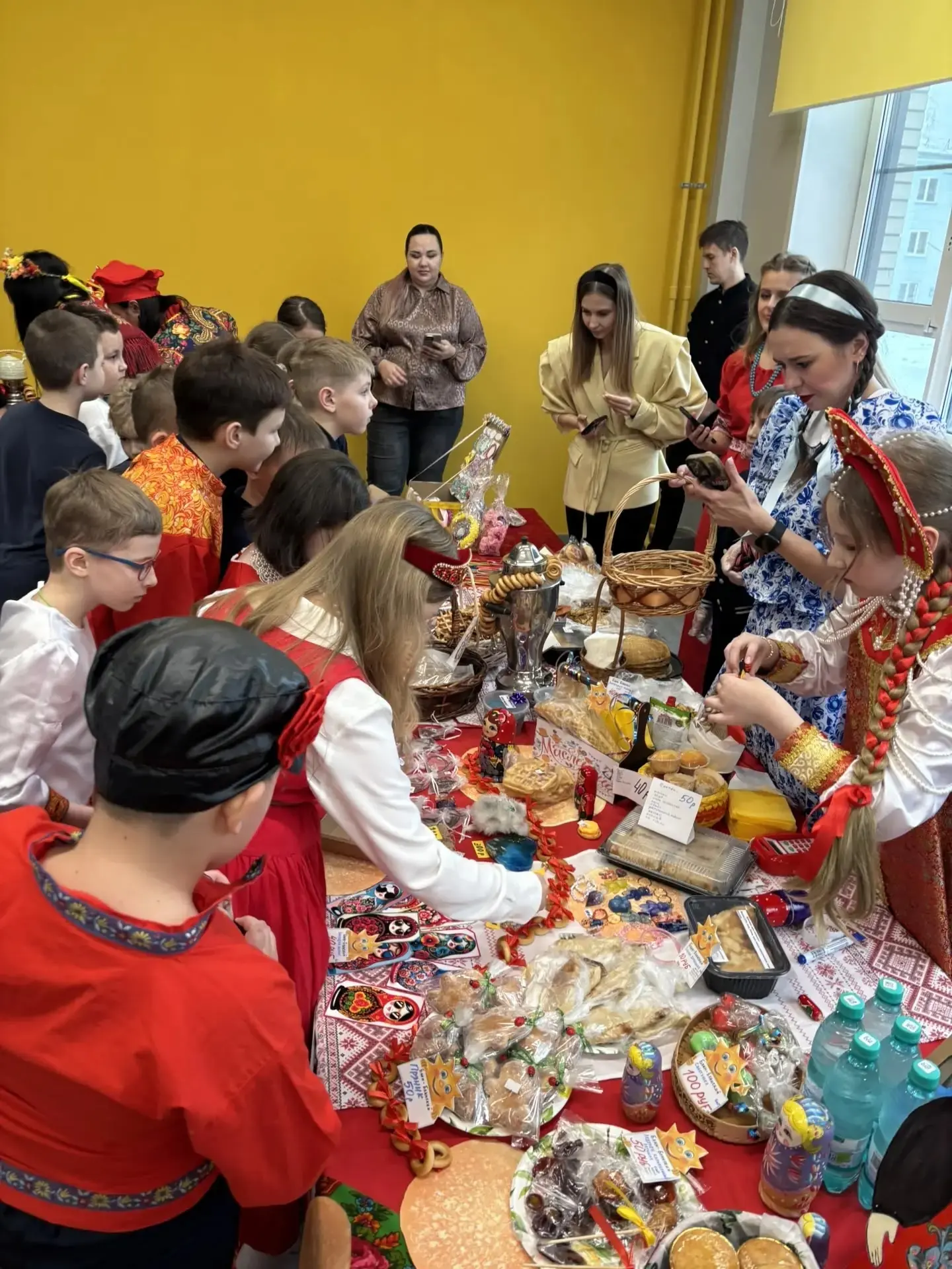 ТРАДИЦИИ В #МАОУСОШ222 ✅  Вчера в нашей школе состоялась замечательная благотворительная ярмарка "Ши