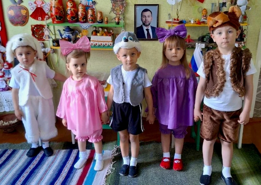 Малыши поздравляли выпускников