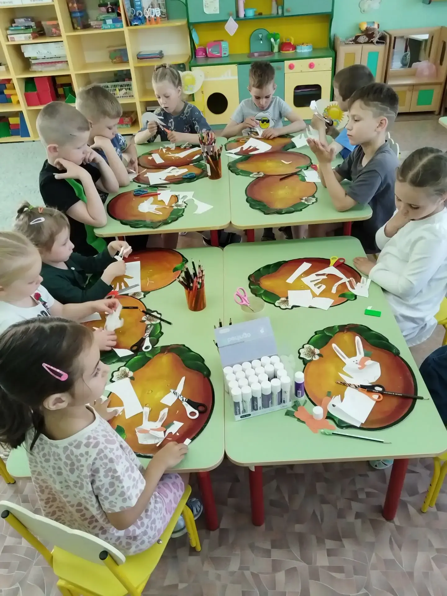 Аппликация "Зайка из ладошки"                                                                       