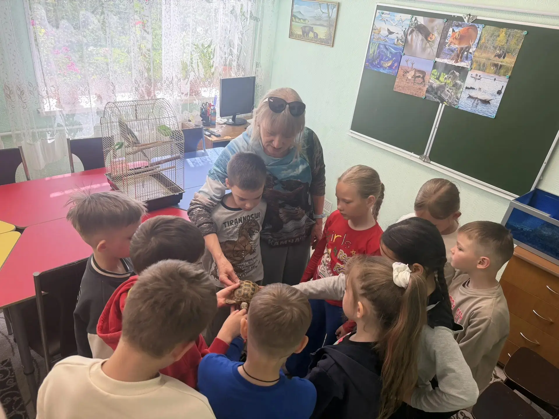 Творческие каникулы продолжаются. Дети с удовольствием посетили живой уголок и узнали, как правильно