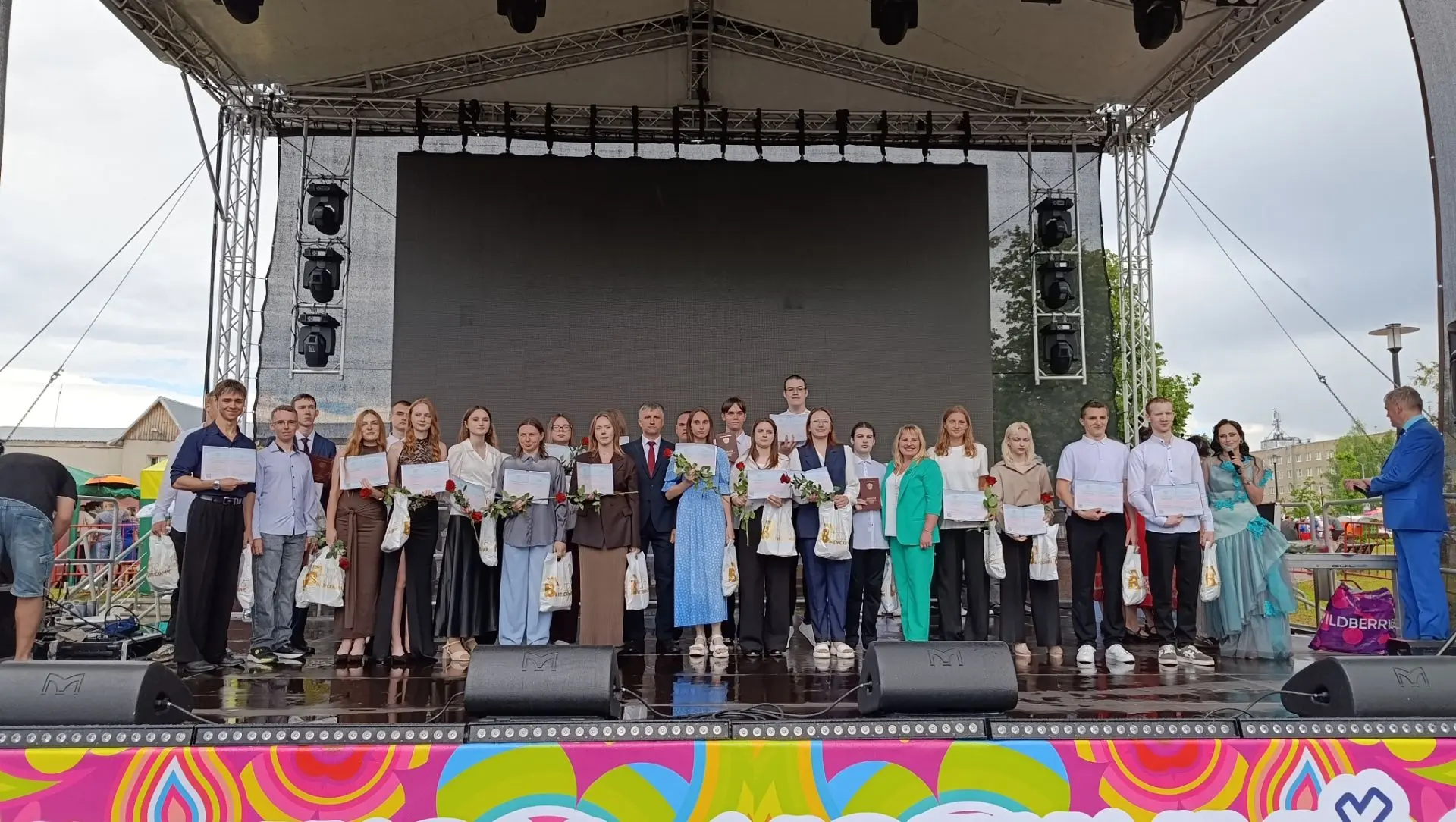 Главное фото сегодняшнего дня!!! 

Торжественное вручение дипломов с отличием выпускам Гусевского ст