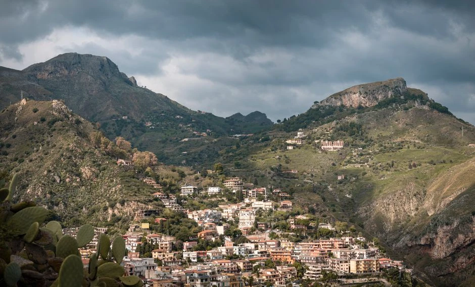 🏘 Мизур — посёлок в Северной Осетии, зажатый между скалами и рекой Ардон 🏔️