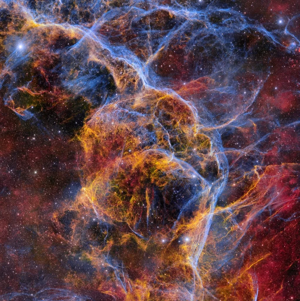 Призрачные космические щупальца остатка сверхновой Вела, расширяющиеся газовые облака, оставшиеся по