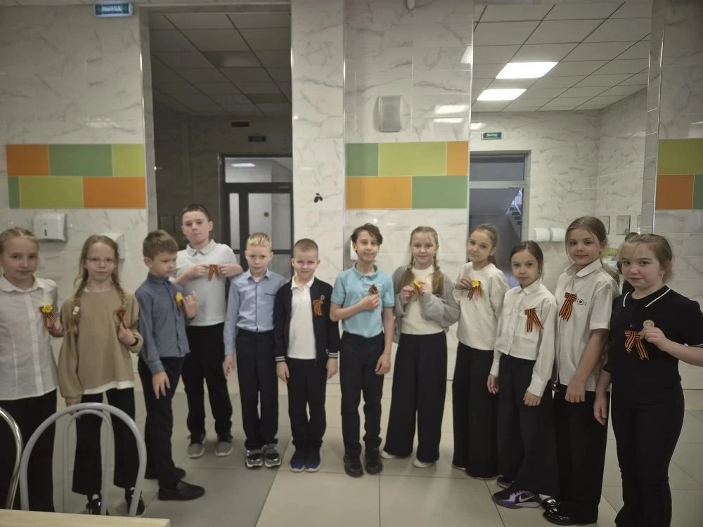 В преддверии Дня Победы обучающиеся 3 «Б» и 3 «Г» классов присоединились к акции «Георгиевская ленто