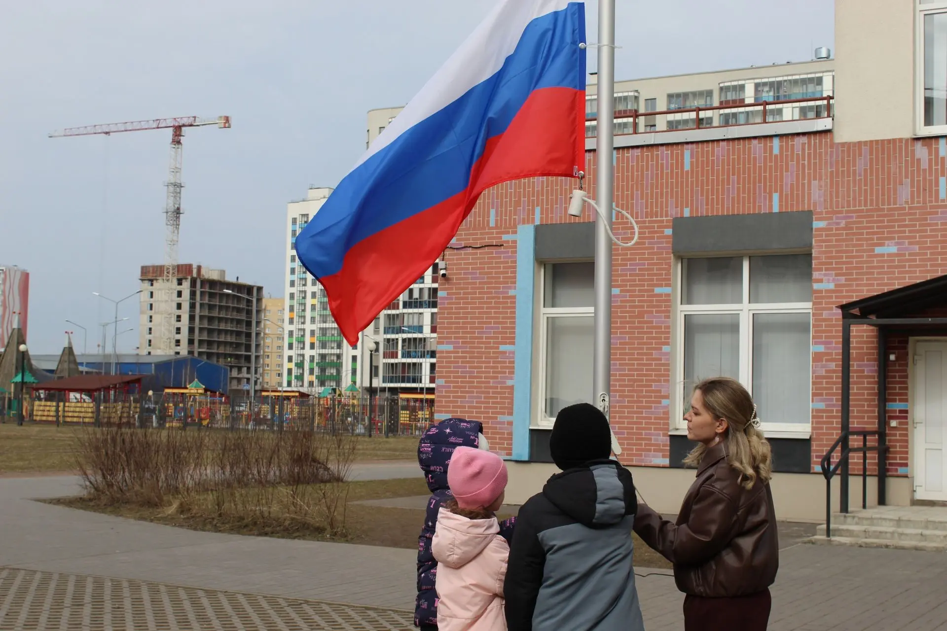 Здравствуй, понедельник! 💫 Последняя учебная неделя третьей четверти начинается торжественно и интер