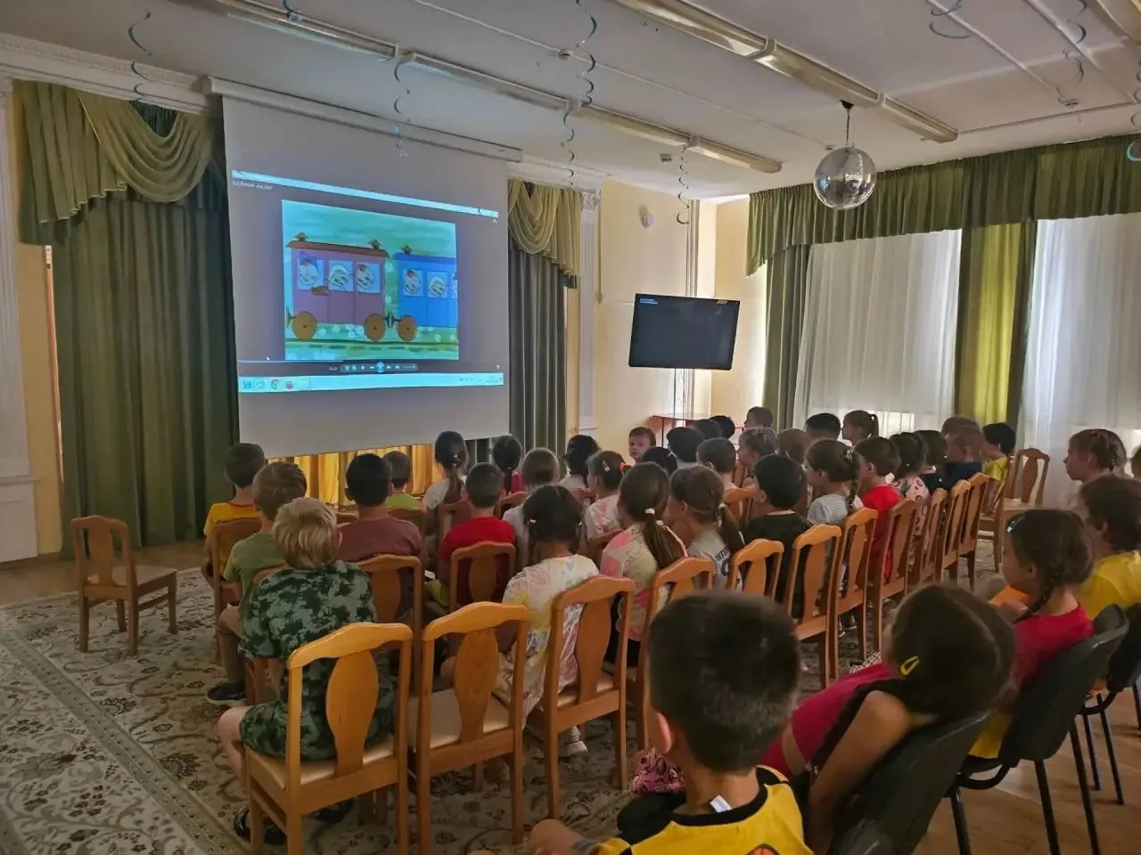 Лето — это маленькая жизнь! 

✨ В дошкольных группах «Сказка» кипит жизнь! Начали мы с весёлого конк