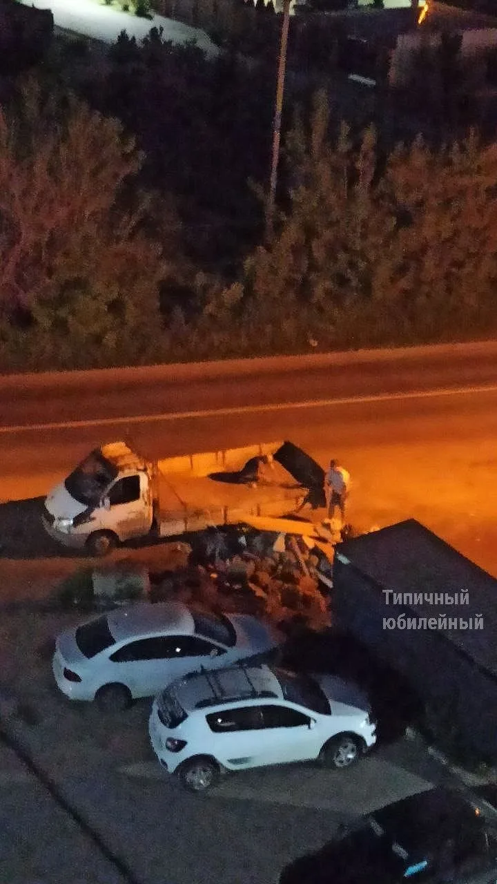 Как с такими товарищами бороться? В 22:10 выкидывают строительный мусор там, где запрещено!  Каждый 