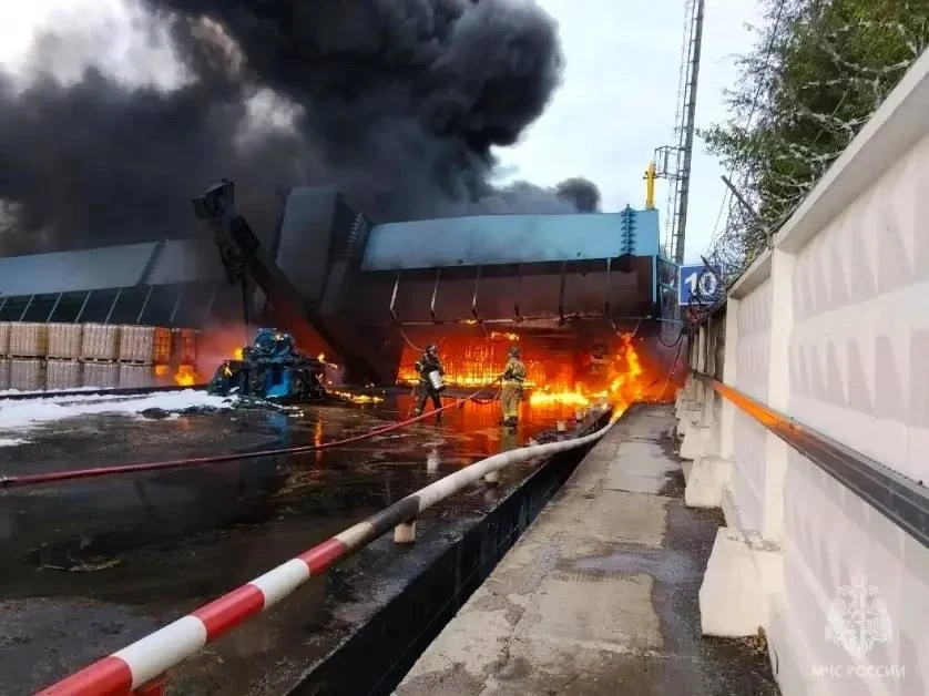 В Пыть-Яхе ликвидировали крупный пожар на складе с растворами и маслами для буровых установок. Огонь