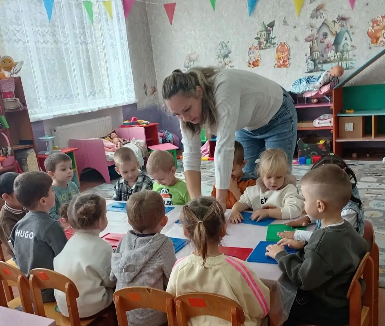 Сегодня в младшей группе прошло занятие на тему: "  Угощение для мамочки "(Леденец).