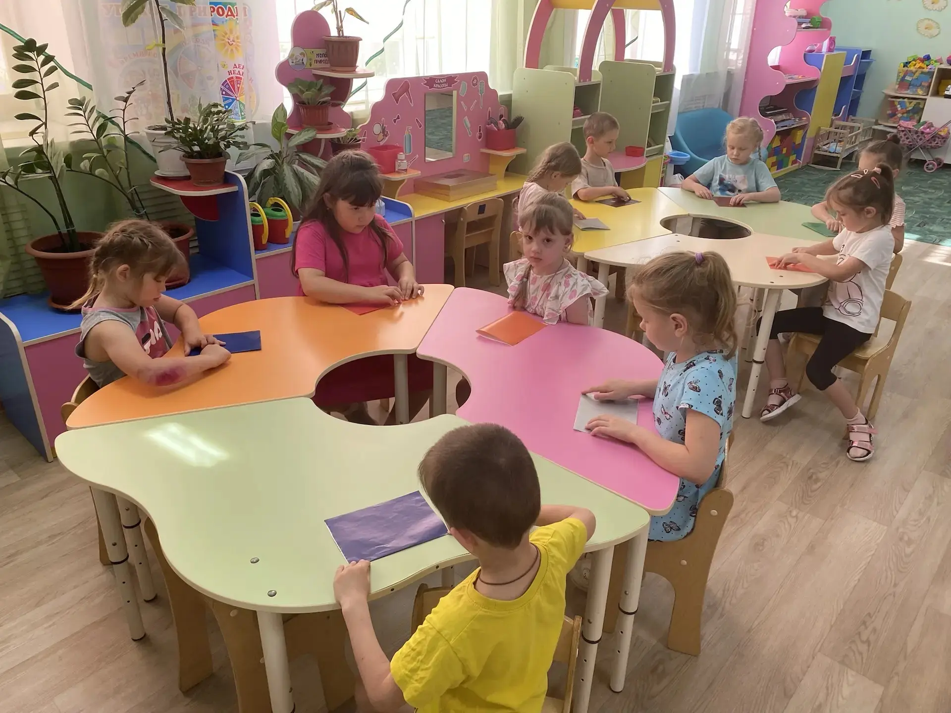 В старшей группе прошло занятия Оригами " Кораблик".
Оригами - одно из увлекательных видов творчеств
