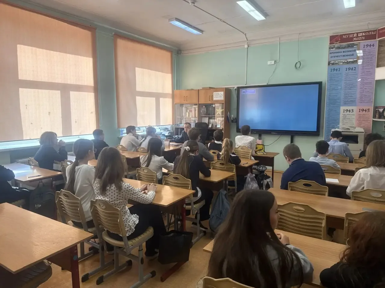 Настраиваемся на продуктивную неделю!  🇷🇺Утро понедельника начинаем по традиции — с поднятия государ