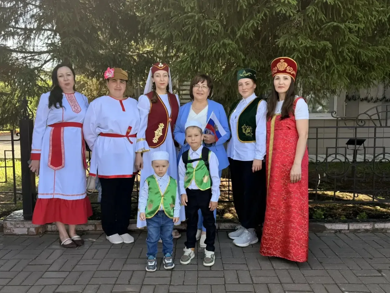 Сегодня на центральной площади прошел праздничный парад, посвященный Дню России! 🇷🇺🎉

Мы с коллег