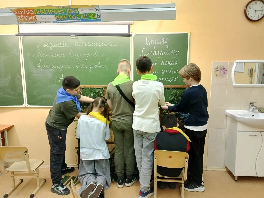 Наша школа весь учебный год продолжала сотрудничать с волонтерами, помогающими бойцам, находящихся н