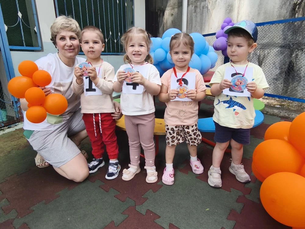 Веселые необычные гонки на детских машинках в рамках празднования Дня России организова...