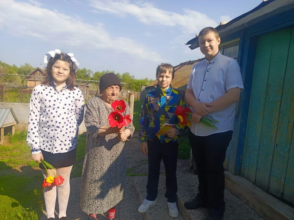 Ученики Тимашевской школы поздравляют детей войны с 81-й годовщиной Великой Победы

9 мая 2026 года 