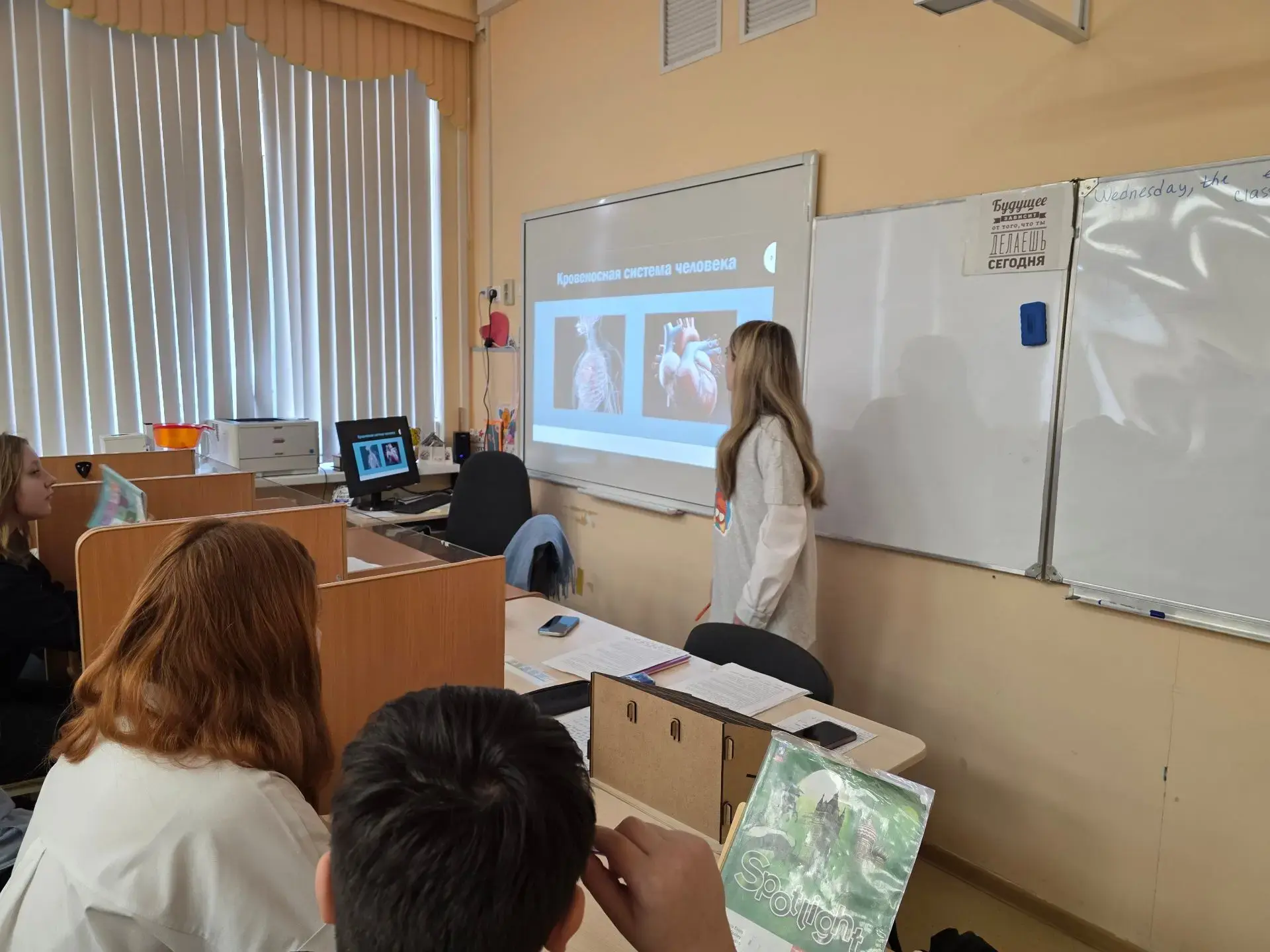 🧬 Нанороботы: спасатели внутри нас!  В рамках Недели высоких технологий ученицы 10 «А» класса, Черке