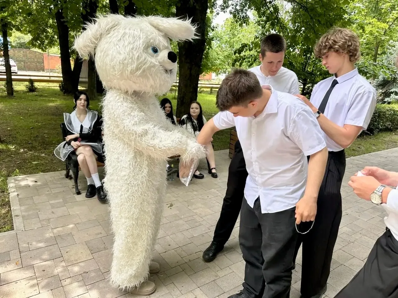 Счастливый билет  В парке имени 30-летия Победы состоялась захватывающая лотерея среди выпускников. 