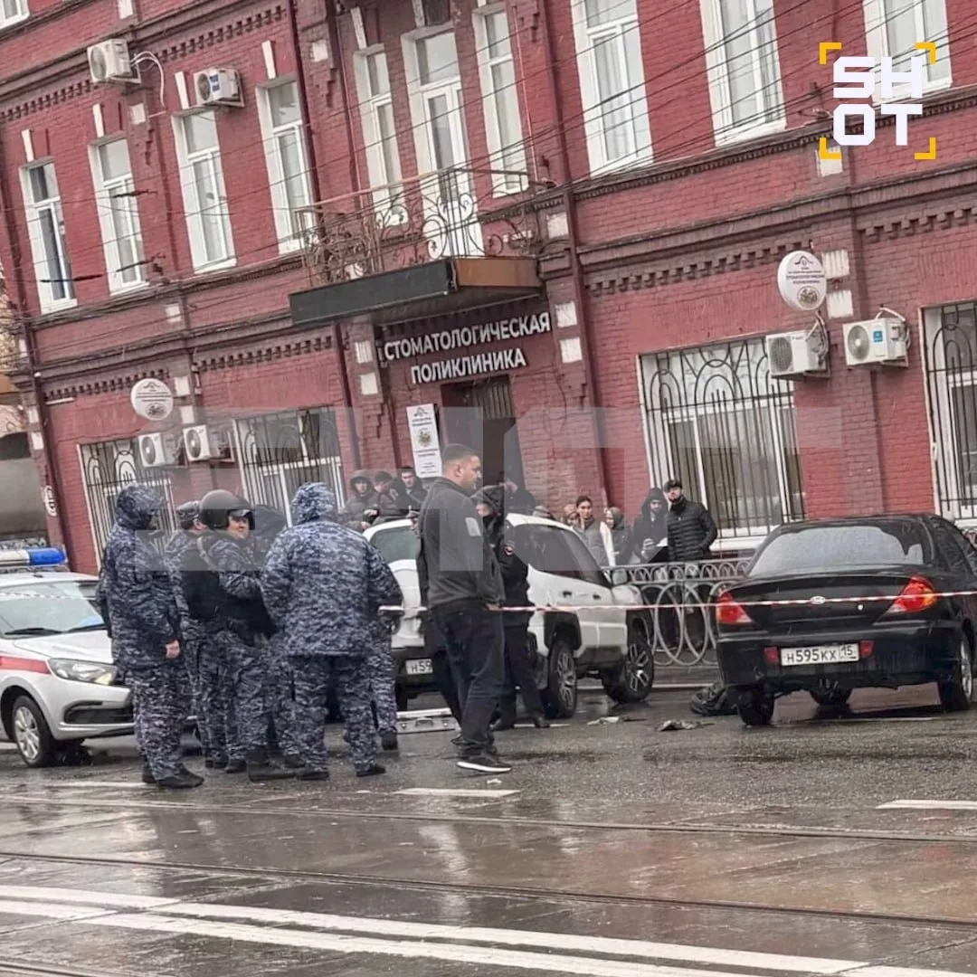 ⚡ Во Владикавказе проигравший лудоман ворвался в букмекерскую контору и напал на кассиршу — девушка 