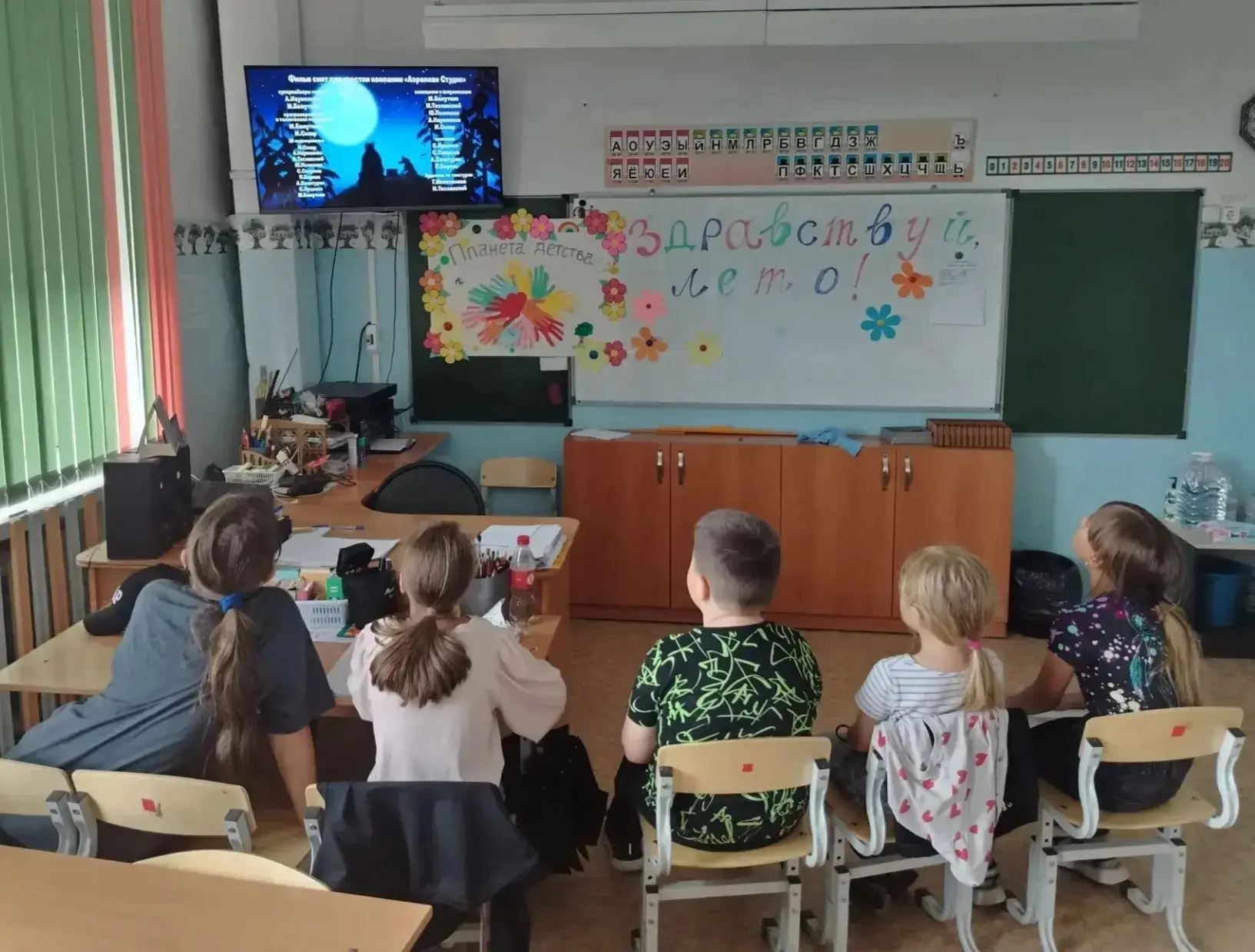 🌼🐝Сегодня, 18 июня, в пришкольном лагере "Олимп" ребята смотрели любимые мультфильмы🐻🪆, играли в