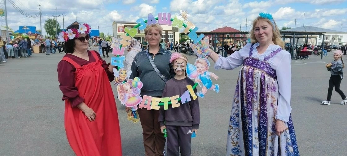 В День защиты детей педагоги нашего детского сада провели на центральной площади села яркую игровую 