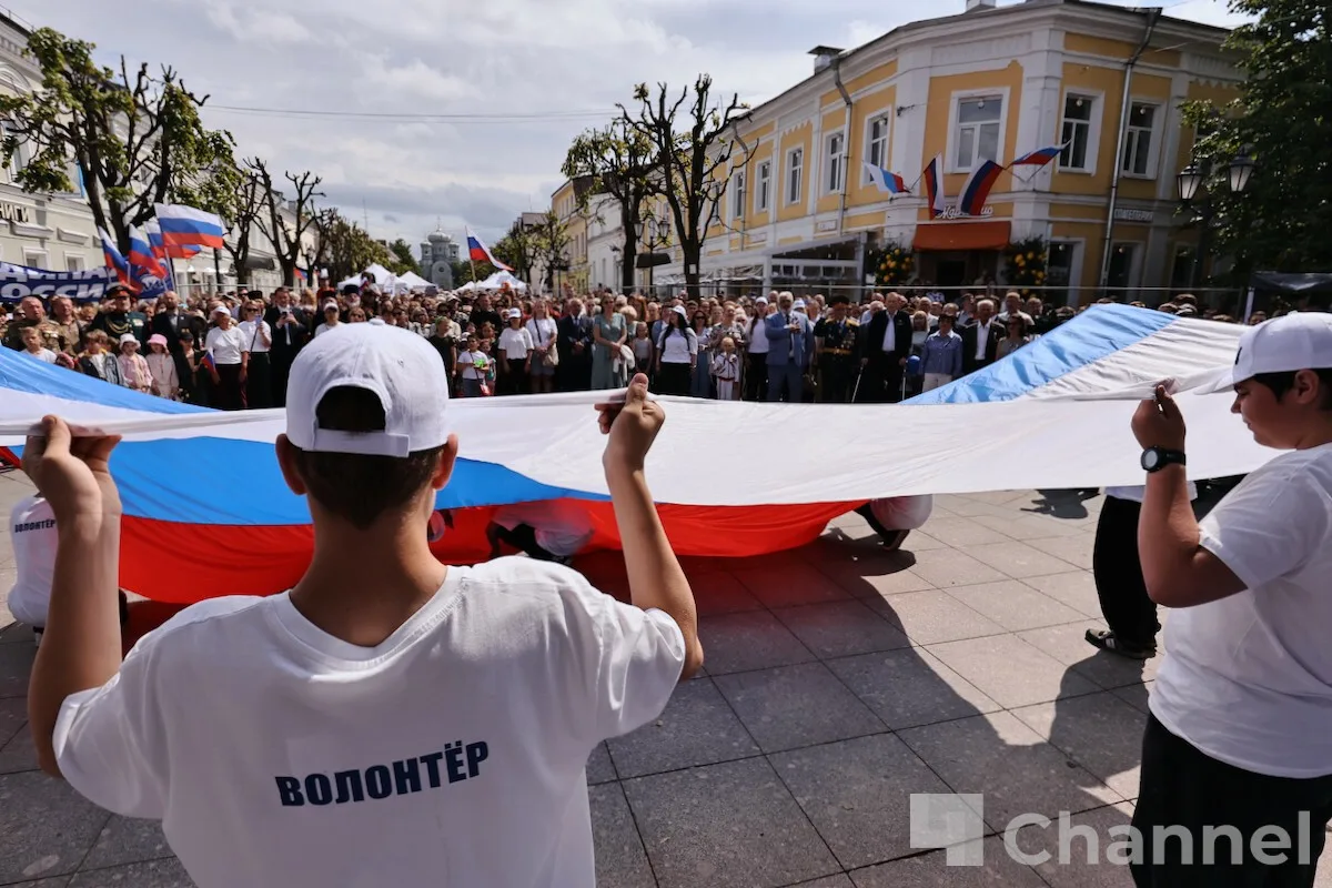 🇷🇺 В Гатчине отпраздновали День России - фоторепортаж

В Гатчине прошли праздничные мероприятия, п