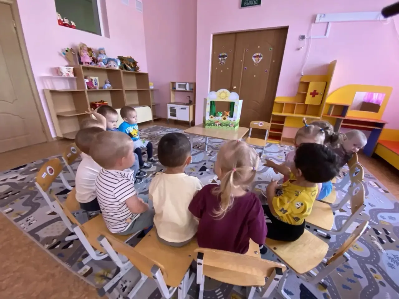 "Әкияттә кунакта" атналыгы кысаларында кече яшьтәгеләр төркеменә йөрүче балалар төрле төрдәге театрл